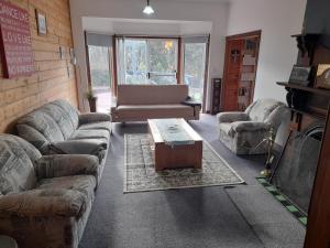 een woonkamer met banken en een salontafel bij Three Bedroom Escape with Room to Roam in Rocky Cape