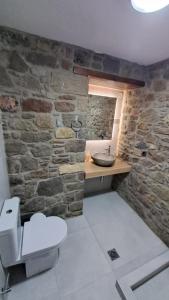 Ένα μπάνιο στο Stone House 2025