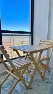 En balkon eller terrasse på Modern & Cozy 2BR 5-min Grande stad 7-min airport , tangier