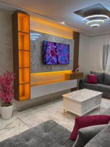 Et tv og/eller underholdning på Modern & Cozy 2BR 5-min Grande stad 7-min airport , tangier