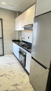 Køkken eller tekøkken på Modern & Cozy 2BR 5-min Grande stad 7-min airport , tangier