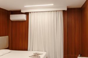 Royal Home Hotel房間的床