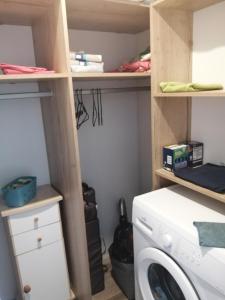 un lavadero con lavadora y secadora en Mobil home Menanteau, en Les Mathes