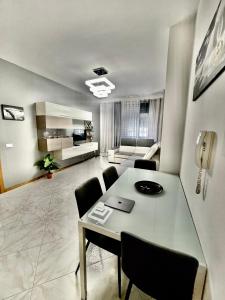 a room with a table and chairs and a living room at Casa vacanza ''I Mori di Carmen'' - Appartamento Eterno Amore in Palermo