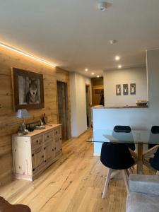 una sala de estar con un escritorio y una mesa en Bijoux sulle piste, en Sauze d'Oulx