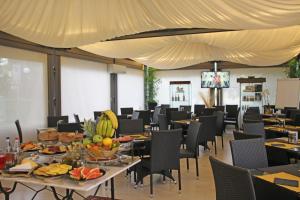 a dining room with tables and chairs with fruit on them at Park Hotel Villa Leon d'Oro in Noventa di Piave