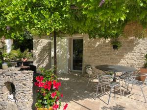 Zahrada ubytování Le mazet en été en garrigue nimoise et parking
