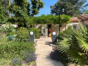 Zahrada ubytování Le mazet en été en garrigue nimoise et parking