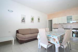 a living room with a table and a couch at Palau Fonte Vecchia Apartment in Palau