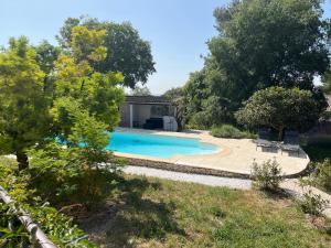 Bazén v ubytování Le mazet en été en garrigue nimoise et parking nebo v jeho okolí