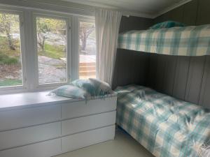 Giường trong phòng chung tại Sommerhytte nær Nevlunghavn