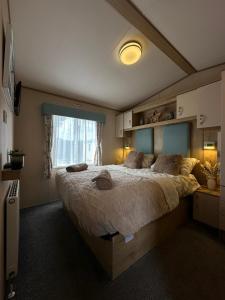 Letto o letti in una camera di 50A ALDERLEY at Hoburne bashley