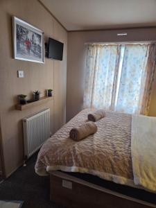 Letto o letti in una camera di 50A ALDERLEY at Hoburne bashley