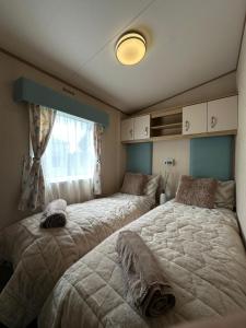 Letto o letti in una camera di 50A ALDERLEY at Hoburne bashley