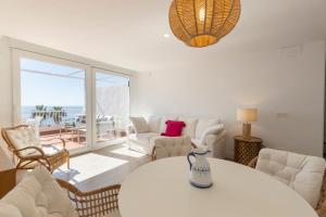 a living room with a white table and chairs at Atico espacioso con vistas panorámicas in Calahonda