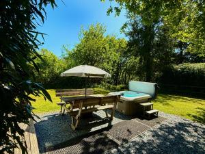 Κήπος έξω από το Sunridge EcoPod with Private Hot Tub