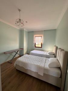 Postel nebo postele na pokoji v ubytování Alaçatı Stone House Fun - Villa with Private Pool + 37 fotografií