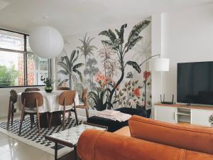 een woonkamer met een bank en een tafel bij Casa Palm Spring in Bangkok