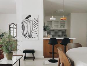 een woonkamer met een bed en een keuken bij Casa Palm Spring in Bangkok