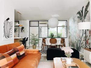 een woonkamer met een bank en een tafel bij Casa Palm Spring in Bangkok