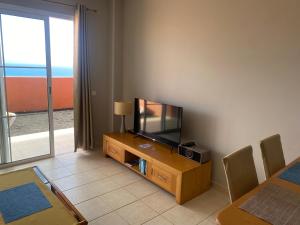 A television and/or entertainment centre at Apartamento Mi casa tu casa