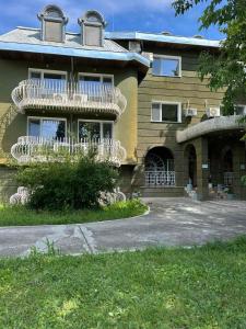 Το κτήριο όπου στεγάζεται  το ξενοδοχείο +107 φωτογραφίες