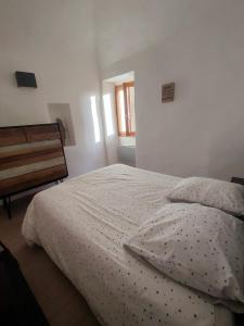 Postel nebo postele na pokoji v ubytování Les voûtes de Pascaline, vue mer et montagne, Lama