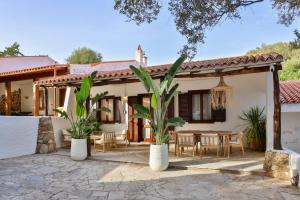 a house with a patio with a table and chairs at Villa Maison Rosabianca - Costa Smeralda by Rosabianca Collection in Cugnana Verde