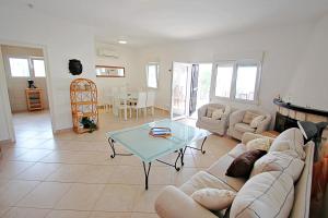 Posezení v ubytování Dos Chicas - sea view villa with private pool in Moraira