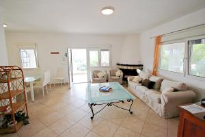 Posezení v ubytování Dos Chicas - sea view villa with private pool in Moraira