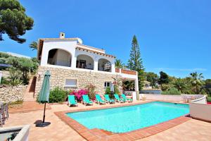 Bazén v ubytování Dos Chicas - sea view villa with private pool in Moraira nebo v jeho okolí