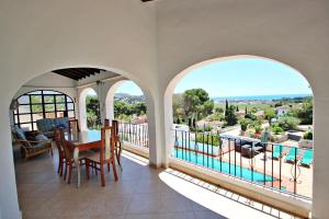 Bazén v ubytování Dos Chicas - sea view villa with private pool in Moraira nebo v jeho okolí