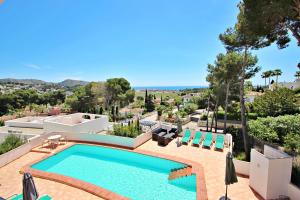 Bazén v ubytování Dos Chicas - sea view villa with private pool in Moraira nebo v jeho okolí