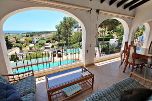 Bazén v ubytování Dos Chicas - sea view villa with private pool in Moraira nebo v jeho okolí