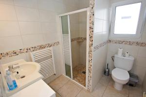 Koupelna v ubytování Dos Chicas - sea view villa with private pool in Moraira