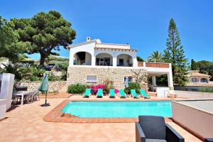 Bazén v ubytovaní Dos Chicas - sea view villa with private pool in Moraira alebo v jeho blízkosti