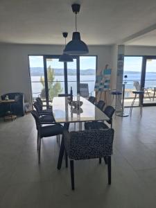 a dining room table and chairs with a view of the ocean at Celina Villa Tina in Celina