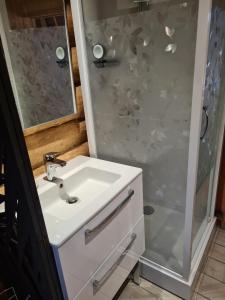 Koupelna v ubytování Le chalet du Colibri