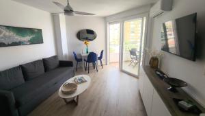 Televízia a/alebo spoločenská miestnosť v ubytovaní Apartamento ValentinaBeach