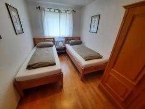 Pokój z 2 łóżkami i oknem w obiekcie Landhaus Sommerau w mieście Reith bei Kitzbühel