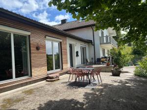 a patio with a table and chairs in front of a house at Schönes und gemütliches Haus in mitten der Natur in Schabenhausen