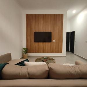 Μια τηλεόραση ή/και κέντρο ψυχαγωγίας στο Boho Apartment