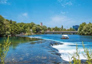 比哈奇HaDi Home的河上船,有桥在后面