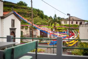 a view of a river with a bunch of colorful streamers at Casa reizinho in Santana