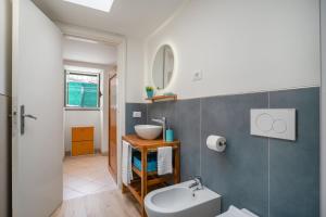 une salle de bain avec un lavabo, des toilettes et un miroir dans l'établissement 2 Terraces and Pergola House in Ischia, à Ischia 20 autres photos