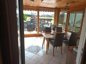 a dining room with a table and chairs on a patio at 3 Zimmer 1OG 100qm Wintergarten Dachterrasse super Badezimmer in Tangstedt