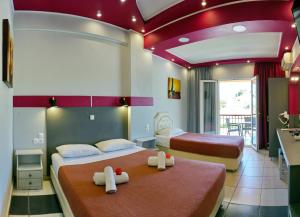 Postel nebo postele na pokoji v ubytování Hotel Marilena + 37 fotografií