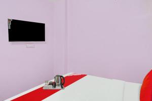 TV a/nebo společenská místnost v ubytování Hotel O Padam Residency