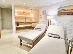 Una habitación de hospital con dos camas y un baño. en winelands living, en Franschhoek