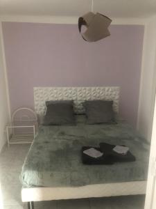 a bedroom with a bed with a green comforter at Appartement au calme 4 personnes in Saint-Paulet-de-Caisson +4 photos